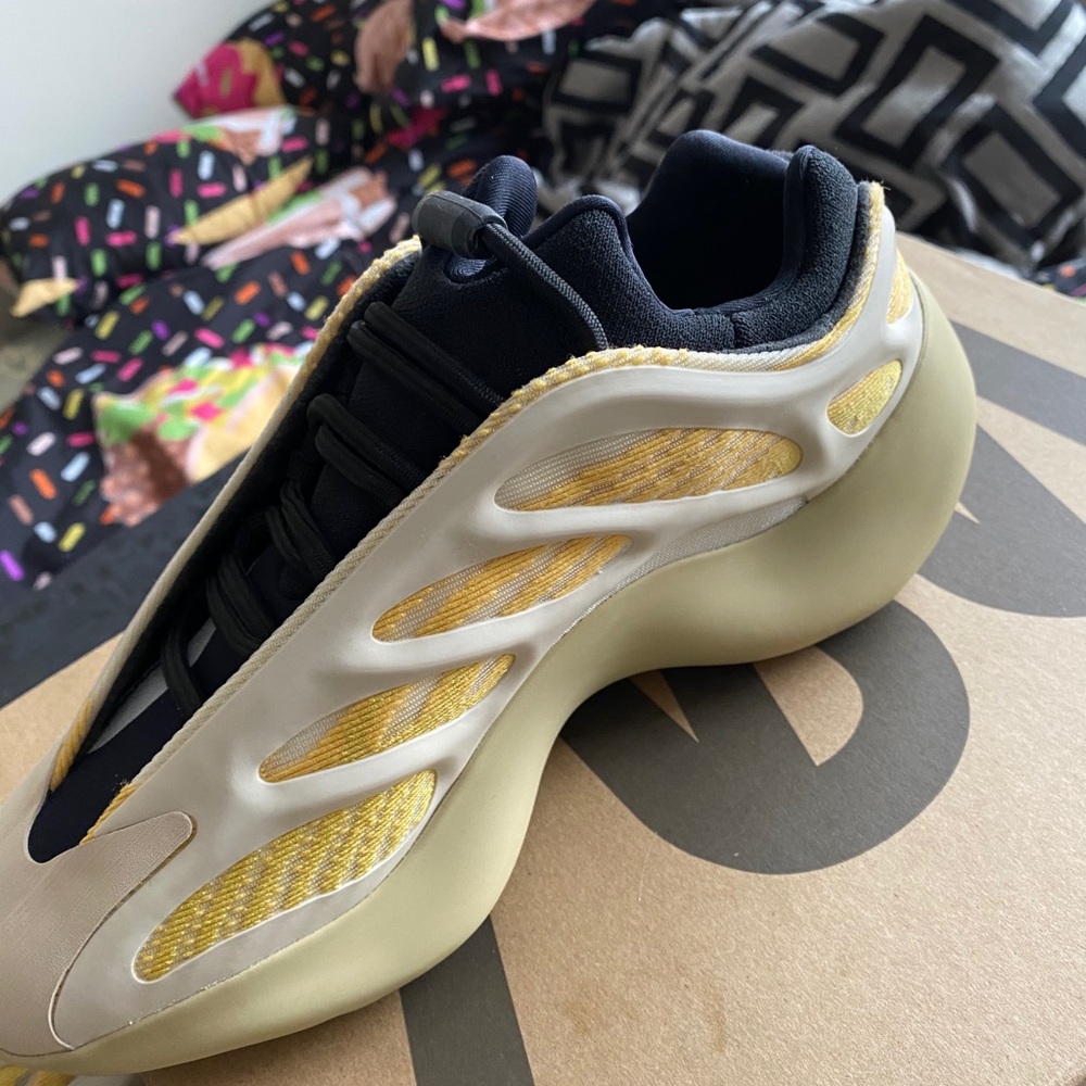Yeezys 700 - Picture 5 of 5